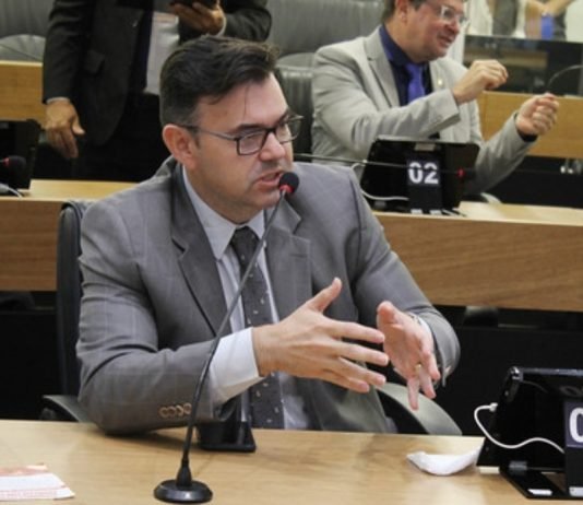 Líder da oposição dispara sobre Ricardo e João Azevêdo: “O abraço dos afogados”