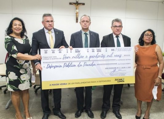 Deputado entrega cheque simbólico de R$ 1,5 milhão à Defensoria Pública para projeto contra abuso de crianças