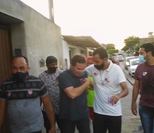 Vanildo Júnior recebe apoio de Veneziano e de populares durante caminhada na Zona Leste