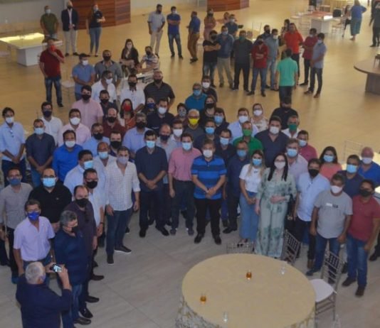 Adriano Galdino reúne 27 prefeitos e mais de 100 lideranças aliadas com Veneziano