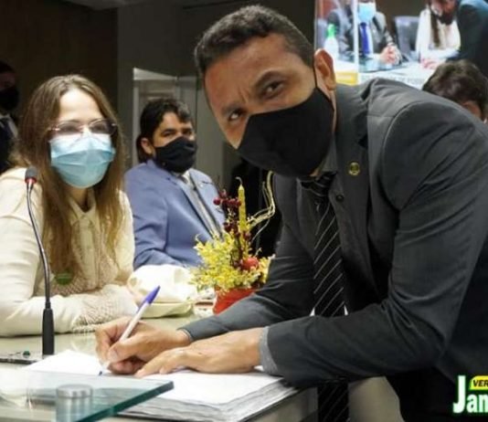 Janduy Ferreira toma posse em novo mandato na CMCG