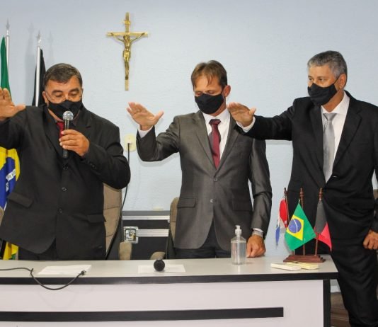 Prefeito Carlinhos de Tião toma posse para o novo mandato e garante a continuidade do desenvolvimento em Queimadas