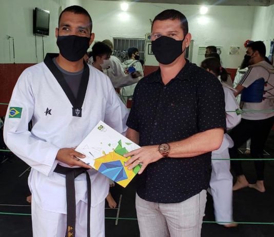 Secretário de Esportes visita projeto de Taekwondo para surdos e defende a inserção do paradesporto dentro dos espaços públicos