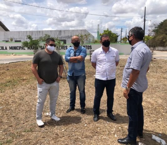 Dinho faz vistoria em local que poderá receber academia popular em São José da Mata