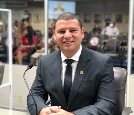 Projetos do vereador licenciado Dinho entram no expediente da CMCG e segue para as comissões