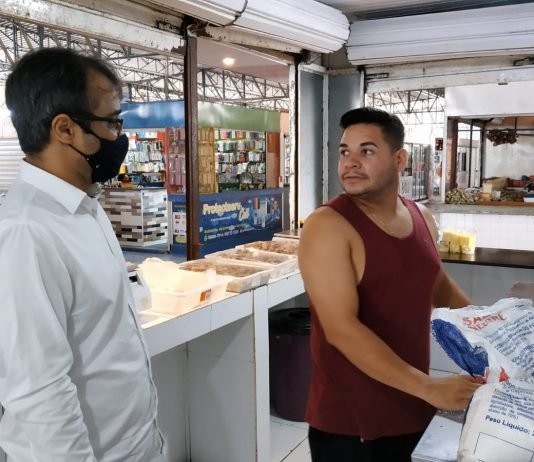 Waldeny Santana visita mercado público das Malvinas e dialoga com comerciantes
