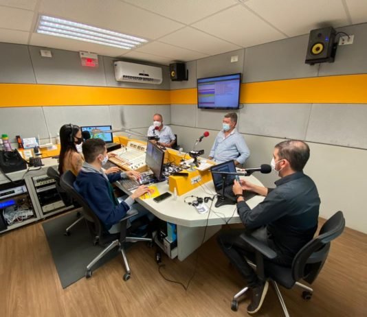 Em entrevista a Serra Branca FM, Inácio Falcão presta contas das ações para o Cariri paraibano