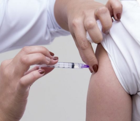 Vacinação regride para índices de 1980 e infectologista afirma que vacinas são principal arma contra epidemias