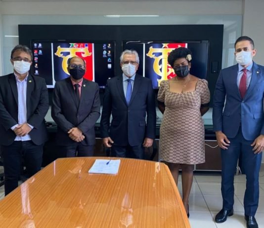 Membros da mesa diretora da Câmara de Campina Grande fazem visita ao presidente do TCE