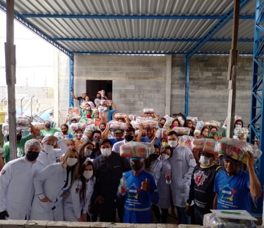 Mais de 100 famílias são beneficiadas com doação de alimentos feita pela UNINASSAU