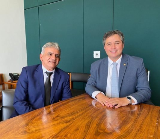 Efraim recebe prefeitos paraibanos e se compromete com pautas de cada região