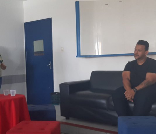 Universidade traz o cantor Gegê Bismarck para bate-papo com estudantes