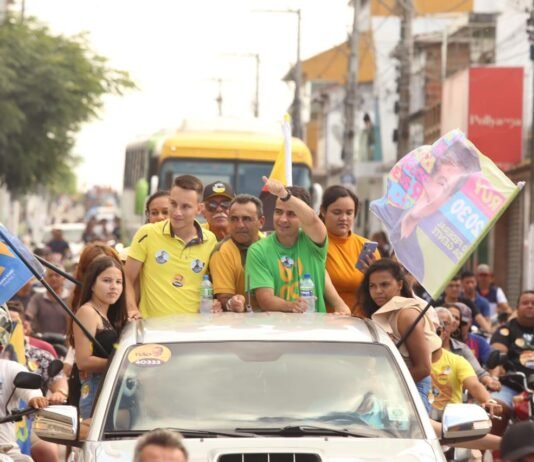 Em Arara, Bruno Roberto arrasta multidão em carreata ao lado do prefeito Nen