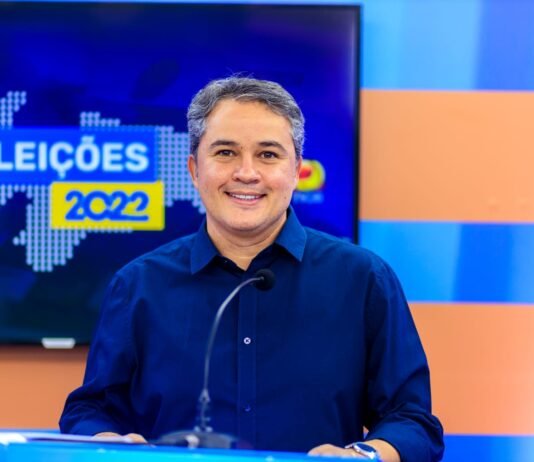 Efraim destaca voto favorável ao Auxílio Brasil permanente durante debate no Sertão