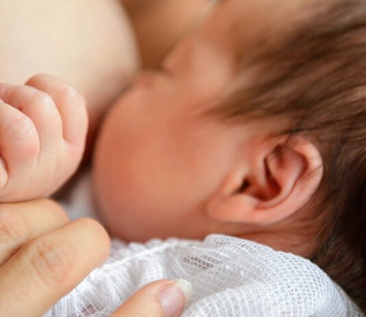 Agosto Dourado: leite materno se adapta às necessidades do bebê