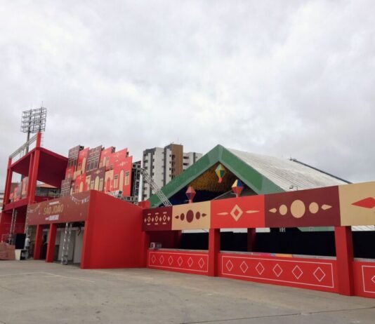 Comerciantes fazem ajustes finais em barracas do Parque do Povo