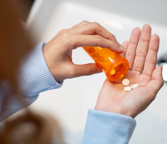 Farmacêutico explica os riscos da automedicação