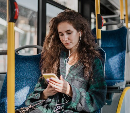 Instituição realiza ação de conscientização sobre uso do fone de ouvido