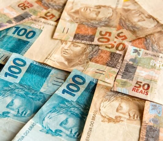 Saiba como usar o 13º salário pra quitar dívidas