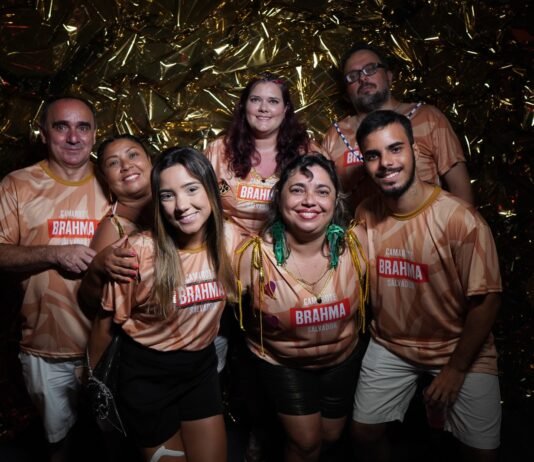 De galera: grupos de amigos fazem caravanas para curtir o Carnaval no Camarote Brahma