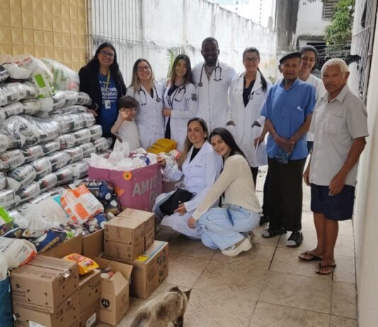 Instituição entrega donativos e oferta serviço em lar de idosos