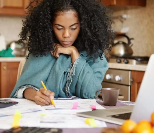 Especialista orienta sobre o uso do 13º salário e a organização das contas de final de ano