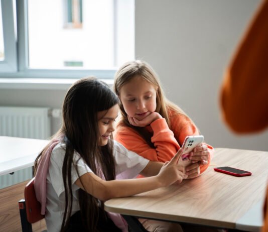 Especialista fala sobre nova lei que restringe o uso de celulares nas escolas