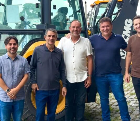 Romero entrega máquina retroescavadeira para São João do Cariri