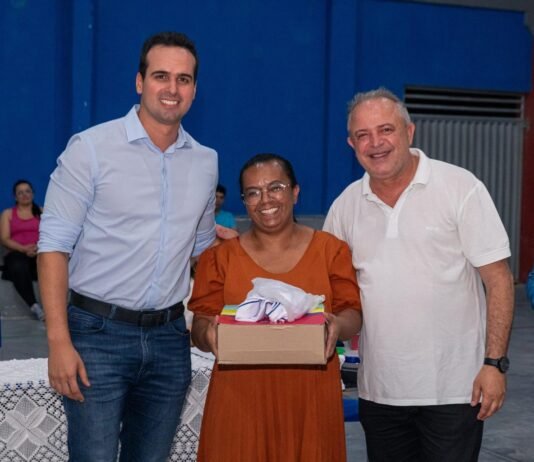 Vereador Anderson Pila acompanha vice-governador em entrega de kits escolares e fardamentos no Estadual de Santa Rosa