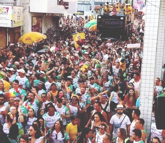 Vereadora Jô Oliveira homenageia Bloco Foliões do Ferro