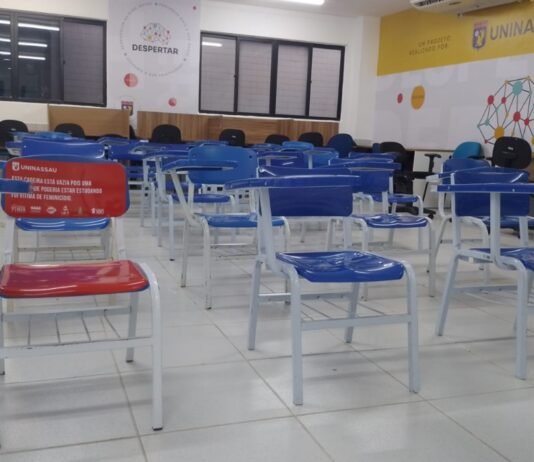 Cadeiras vazias em sala de aula simbolizam vítimas de feminicídio