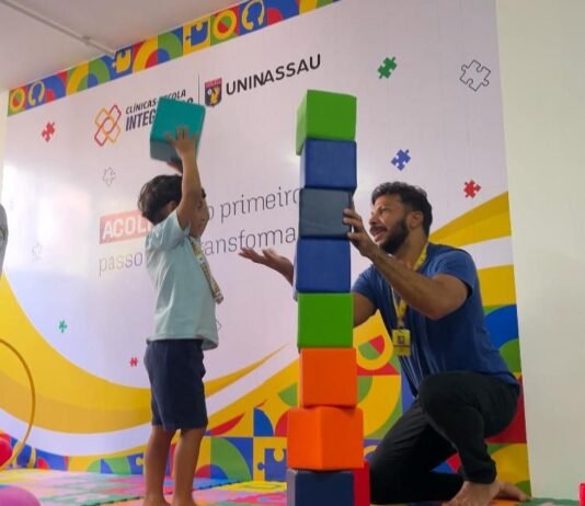 100 bolsas de graduação EaD gratuitas são concedidas para pessoas com TEA e mães de crianças autistas