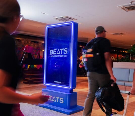 BEATS instala telefone gigante e misterioso em shopping de Campina Grande e promete o inesperado para o São João 2025