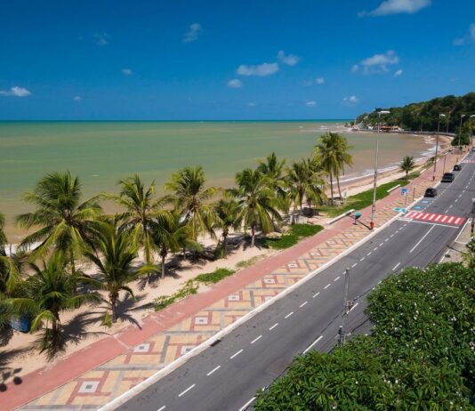 Turismo impulsiona economia paraibana com faturamento recorde, mas XP alerta para riscos na concentração de investimentos