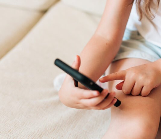 Como controlar o uso excessivo das telas nas férias escolares?