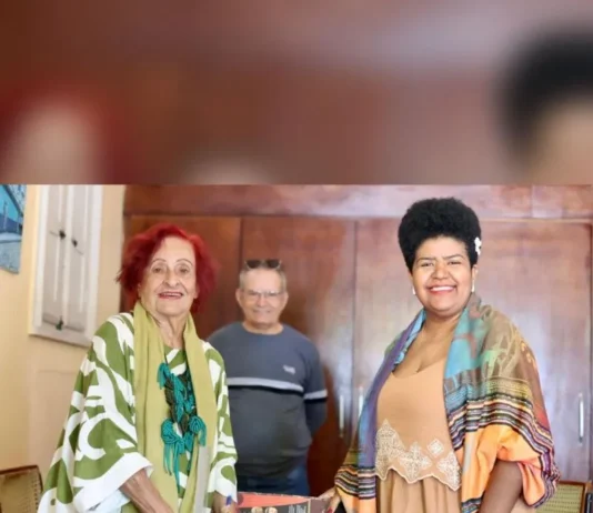 Jô Oliveira entrega Medalha de Honra ao Mérito na abertura da 50ª edição do Festival de Inverno de Campina Grande