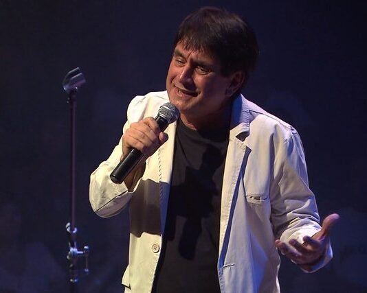 Biafra celebra 45 anos de carreira com show emocionante no Teatro Paulo Pontes no dia 04 de novembro