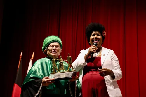 Jô Oliveira entrega Título de Cidadania Campinense a Luiza Erundina no Teatro Municipal Severino Cabral
