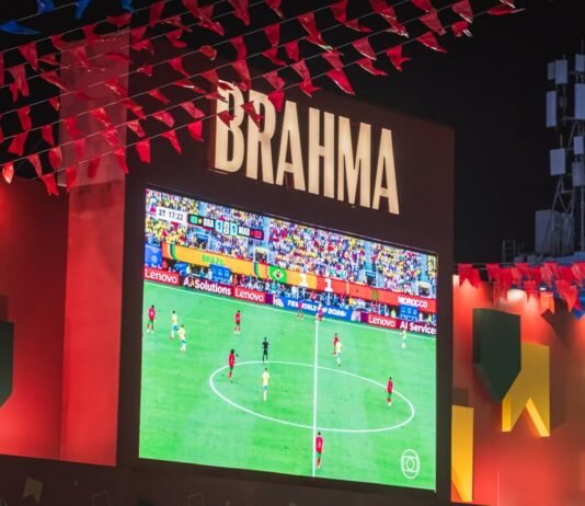 Brahma reúne milhares de torcedores e transforma Parque do Povo em arquibancada verde e amarela na estreia do Brasil
