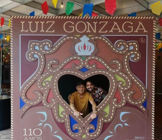 Celebrando a parceria que nutriu por anos com o Rei do Baião, Fagner visita exposição sobre Luiz Gonzaga n’O Maior São João do Mundo neste sábado (20)