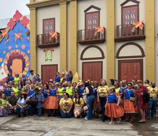 Nunca é tarde para viver o São João: grupo de idosos de Guarabira visita o Parque do Povo