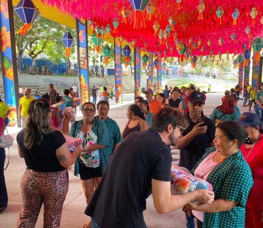 Trabalhadores da limpeza recebem cestas básicas em ação de agradecimento após O Maior São João do Mundo