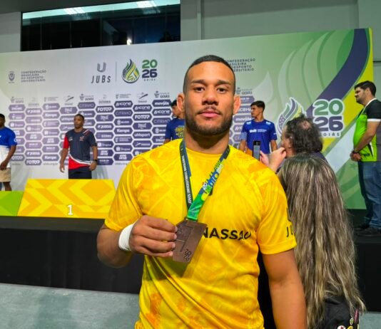 Paraibano sobe ao pódio dos Jogos Universitários Brasileiros e conquista bronze no wrestling