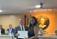 Coordenadora de curso da UNINASSAU recebe homenagem da Câmara Municipal