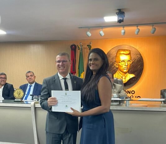 Coordenadora de curso da UNINASSAU recebe homenagem da Câmara Municipal