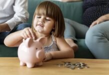 Educação financeira para cada fase da infância: quanto guardar hoje para a faculdade